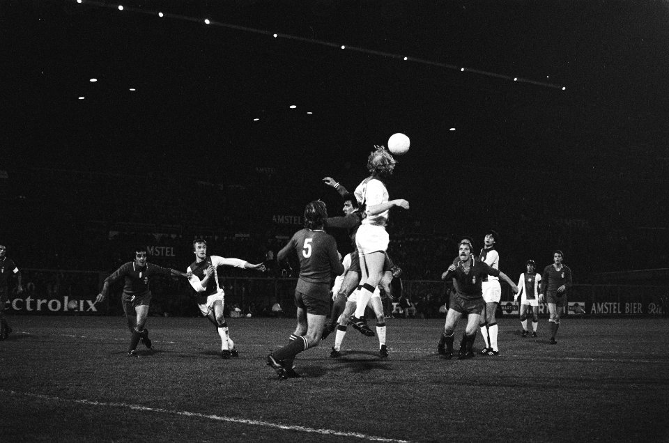 Europa Cup I Ajax tegen Juventus 1-1, Geels in duel met Italiaanse verdediging, Bestanddeelnr 929-5989