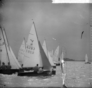 Europees Kampioenschap Vaurienklasse op de Alkmaarder Plassen . Op voorgrond de , Bestanddeelnr 915-3606