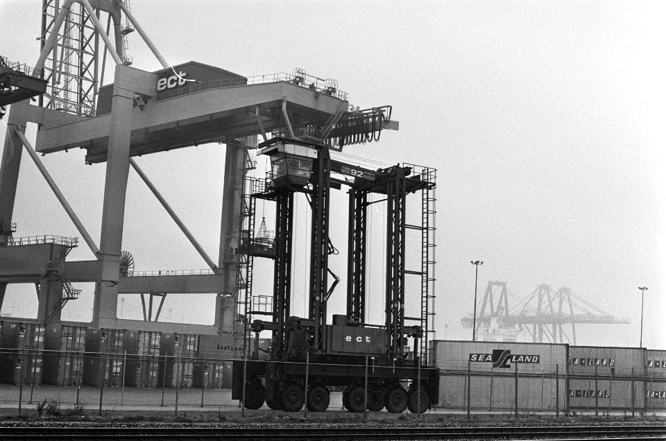 European Container Terminal (ECT) te Rotterdam met containers van Sealand, Bestanddeelnr 933-5029