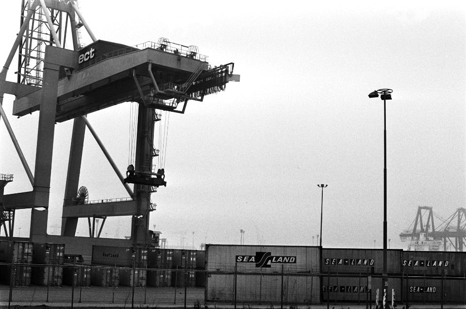 European Container Terminal (ECT) te Rotterdam met containers van Sealand, Bestanddeelnr 933-5030
