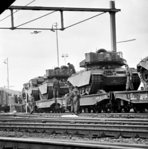 Escadrons tanks vertrekken van station Amersfoort voor grote oefening Big Ferro , Bestanddeelnr 926-6716