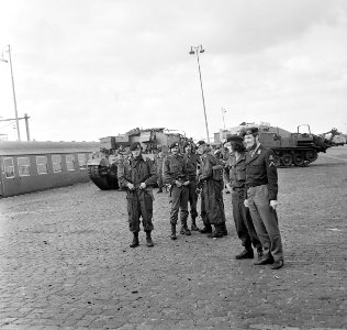 Escadrons tanks vertrekken van station Amersfoort voor gr oefening Big Ferro in , Bestanddeelnr 926-6719
