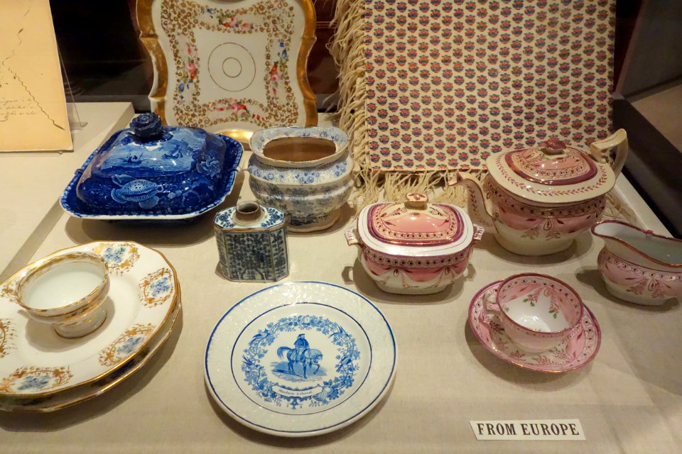 European pottery and textile - Oakland Museum of California - DSC05123