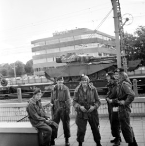 Escadrons tanks vertrekken van station Amersfoort voor grote oefening Big Ferro , Bestanddeelnr 926-6717