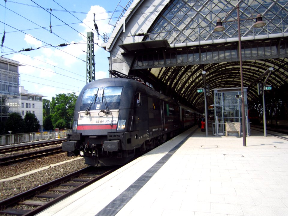 ES 64 U2-073 (182 573-6) mit EC im Dresdner Hauptbahnhof (2)
