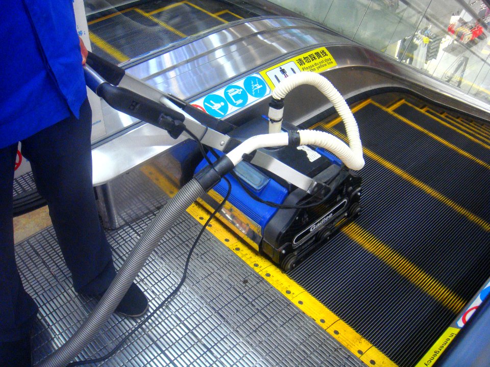 Escalator vacuum - 01