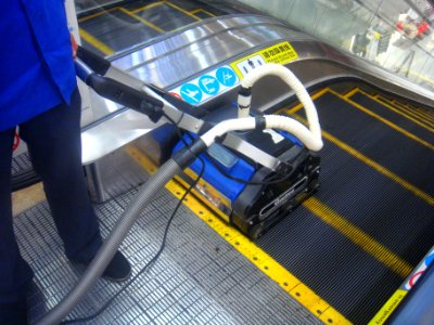 Escalator vacuum - 01
