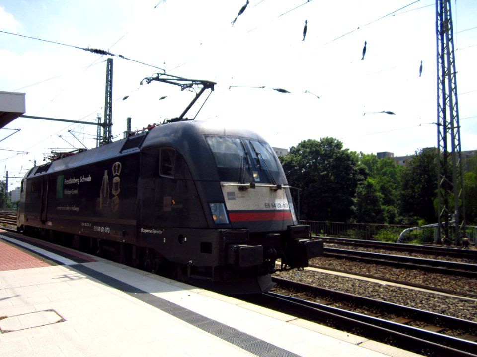 ES 64 U2-073 (182 573-6) vor dem Dresdner Hauptbahnhof (2)