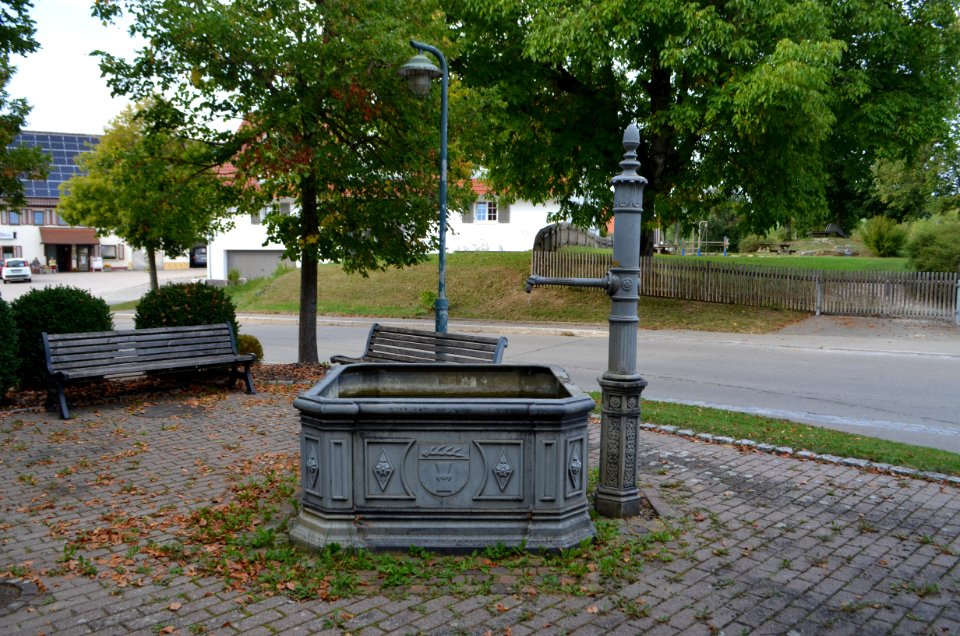 Erzingen, gusseiserner Brunnen vor dem Rathaus