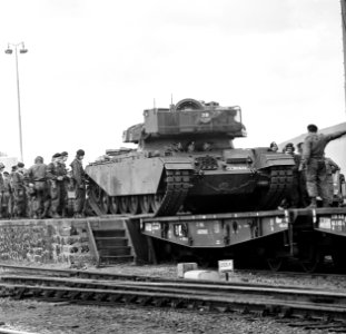 Escadrons tanks vertrekken van station Amersfoort voor gr oefening Big Ferro in , Bestanddeelnr 926-6720