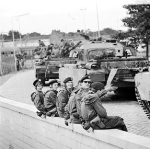Escadrons tanks vertrekken van station Amersfoort voor grote oefening Big Ferro , Bestanddeelnr 926-6718