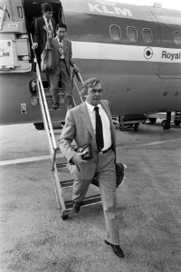 Ernst Happel daalt de vliegtuigtrap af bij aankomst op Schiphol, Bestanddeelnr 931-7105