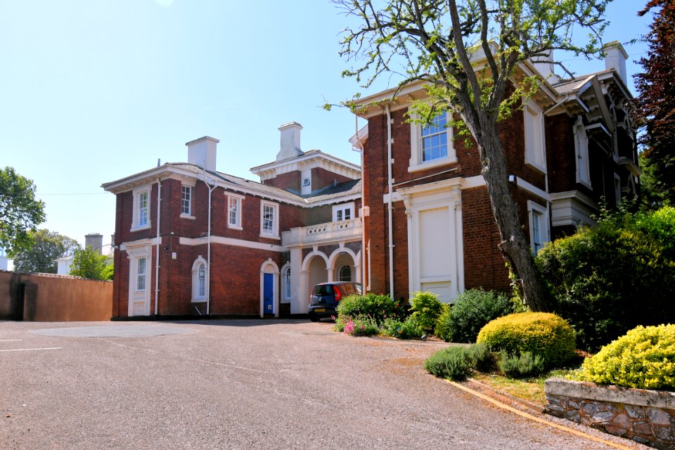 Ernsborough Court
