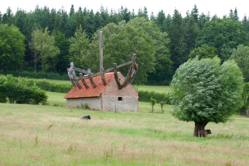Erwitzen - Stall mit Schiffsgerippe