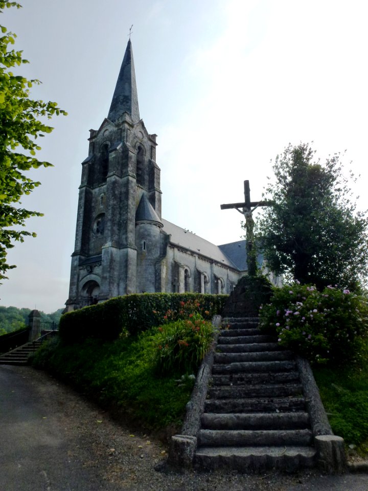 Erny-Saint-Julien (Pas-de-Calais, Fr) église Saint-Julien et croix de cimetière