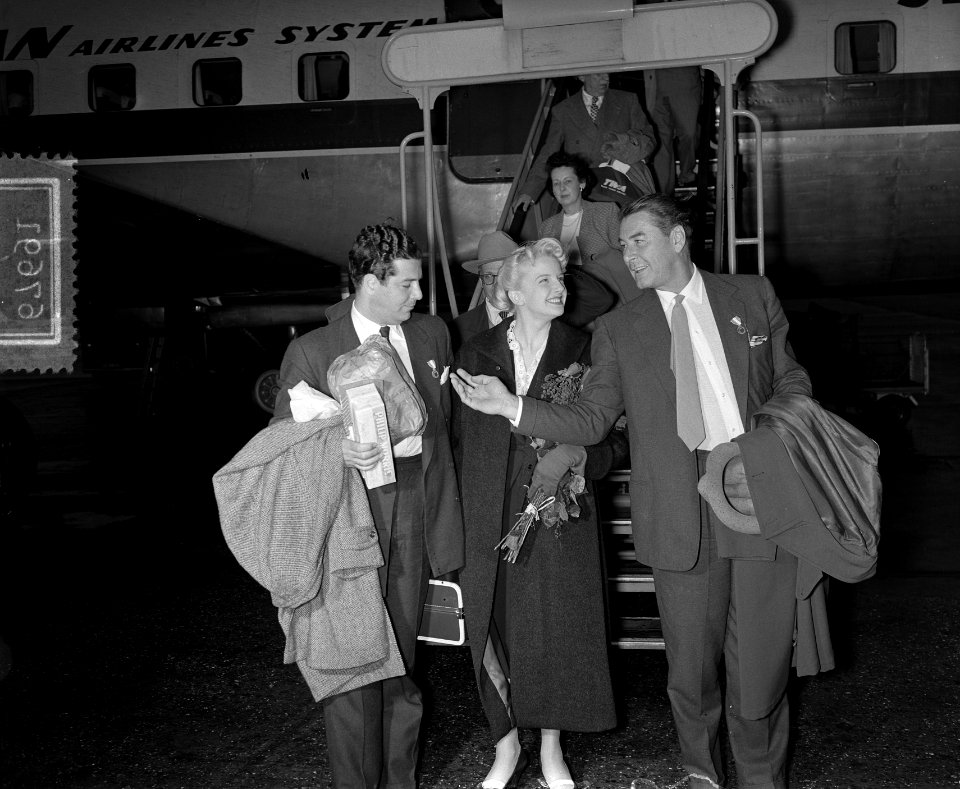 Errol Flynn en de Deense schoonheidskoningin Grethe Hoffenblad op doorreis op S…, Bestanddeelnr 906-7691