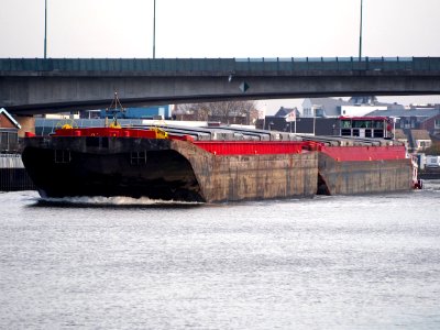 Ertepeller, ENI 08060011 pushing Outsider, ENI 02327034 & Mallorca, ENI 02325231 op het Amsterdam-Rijn kanaal, foto 1