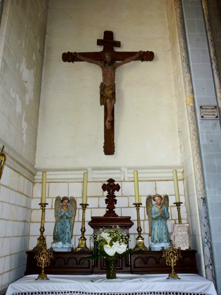 Erny-Saint-Julien (Pas-de-Calais, Fr) église Saint-Julien, autel, anges et croix