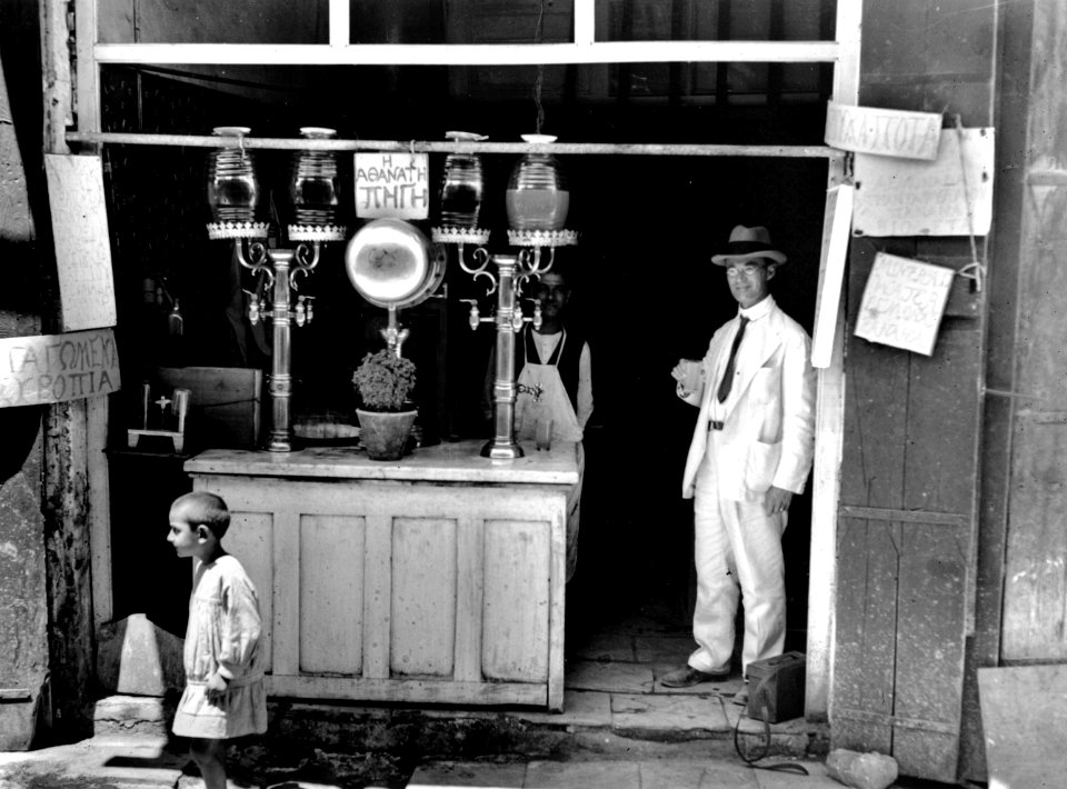 Ernst Kjellberg dricker saft. Nicosia - SMVK - C06291