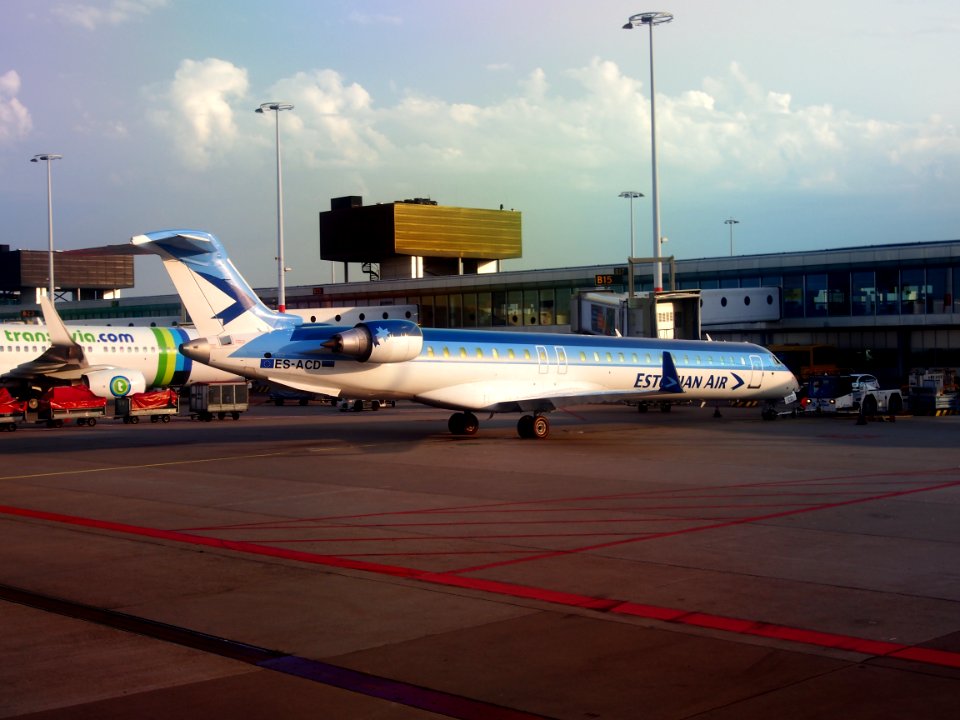 ES-ACD Estonian Air Canadair CL-600-2D24 Regional Jet at Schiphol, pic2