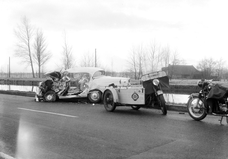 Ernstig auto-ongeluk bij de Smilde in Drenthe, vernielde personenauto, Bestanddeelnr 911-9658