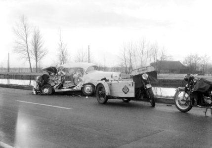 Ernstig auto-ongeluk bij de Smilde in Drenthe, vernielde personenauto, Bestanddeelnr 911-9658
