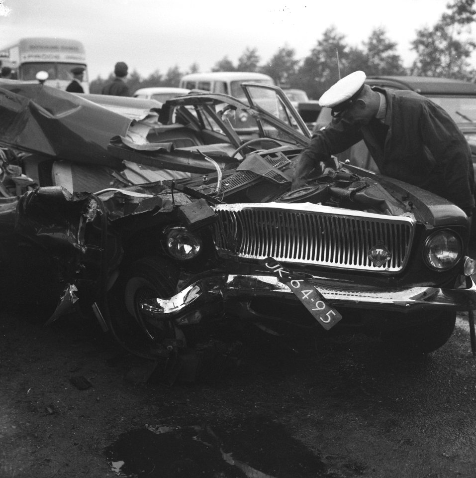 Ernstig auto-ongeluk op Rijksweg Amsterdam-Utrecht, Bestanddeelnr 914-3683