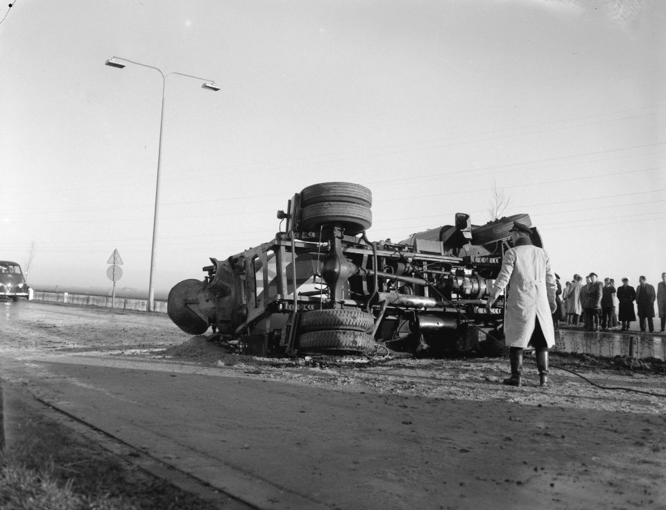 Ernstig verkeersongeluk op de weg naar Schellingwoude, Bestanddeelnr 910-0226