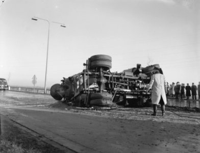 Ernstig verkeersongeluk op de weg naar Schellingwoude, Bestanddeelnr 910-0226