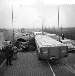 Ernstig ongeluk op Zuiderzeedijk, overzicht van de steenauto, Bestanddeelnr 911-8864