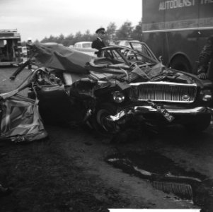Ernstig auto-ongeluk op Rijksweg Amsterdam-Utrecht, Bestanddeelnr 914-3685