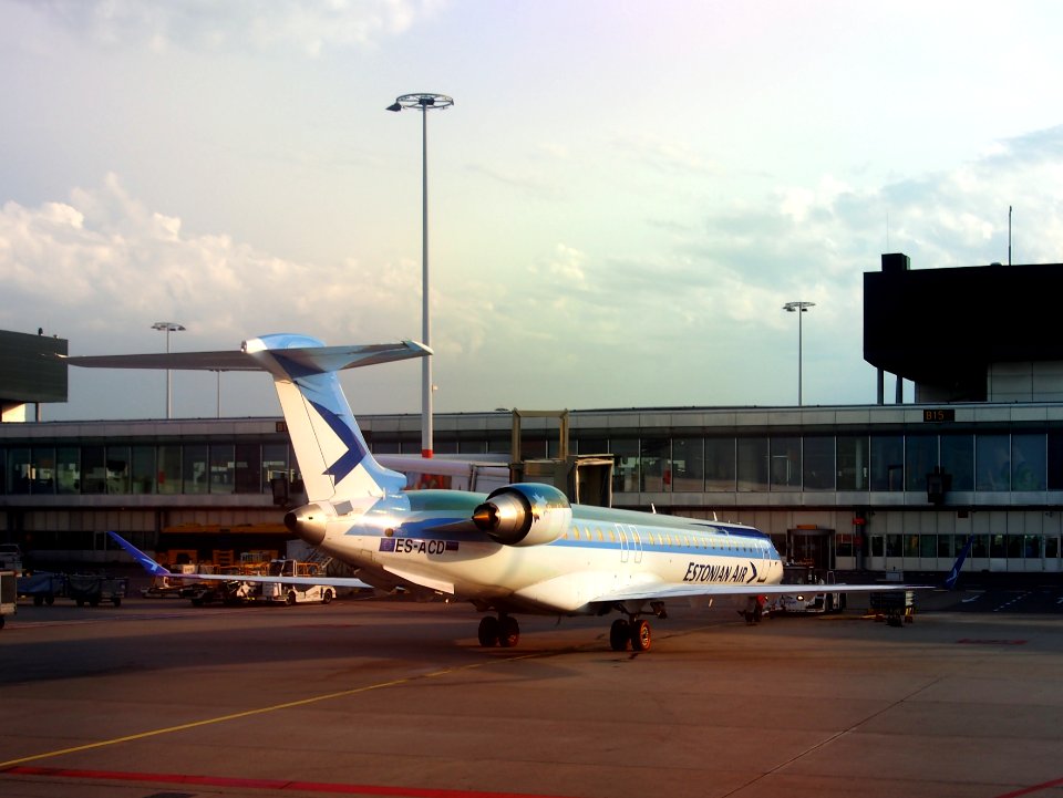 ES-ACD Estonian Air Canadair CL-600-2D24 Regional Jet at Schiphol, pic1