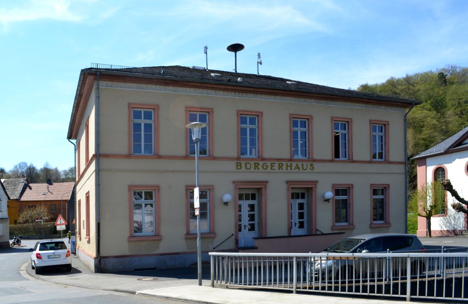 Ernsthausen, Bahnhofstraße 2