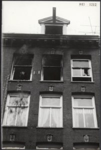 Ernstige brand in de 2e van Swindenstraat te Amsterdam. Vijf kinderen waren in d, Bestanddeelnr 043-1212