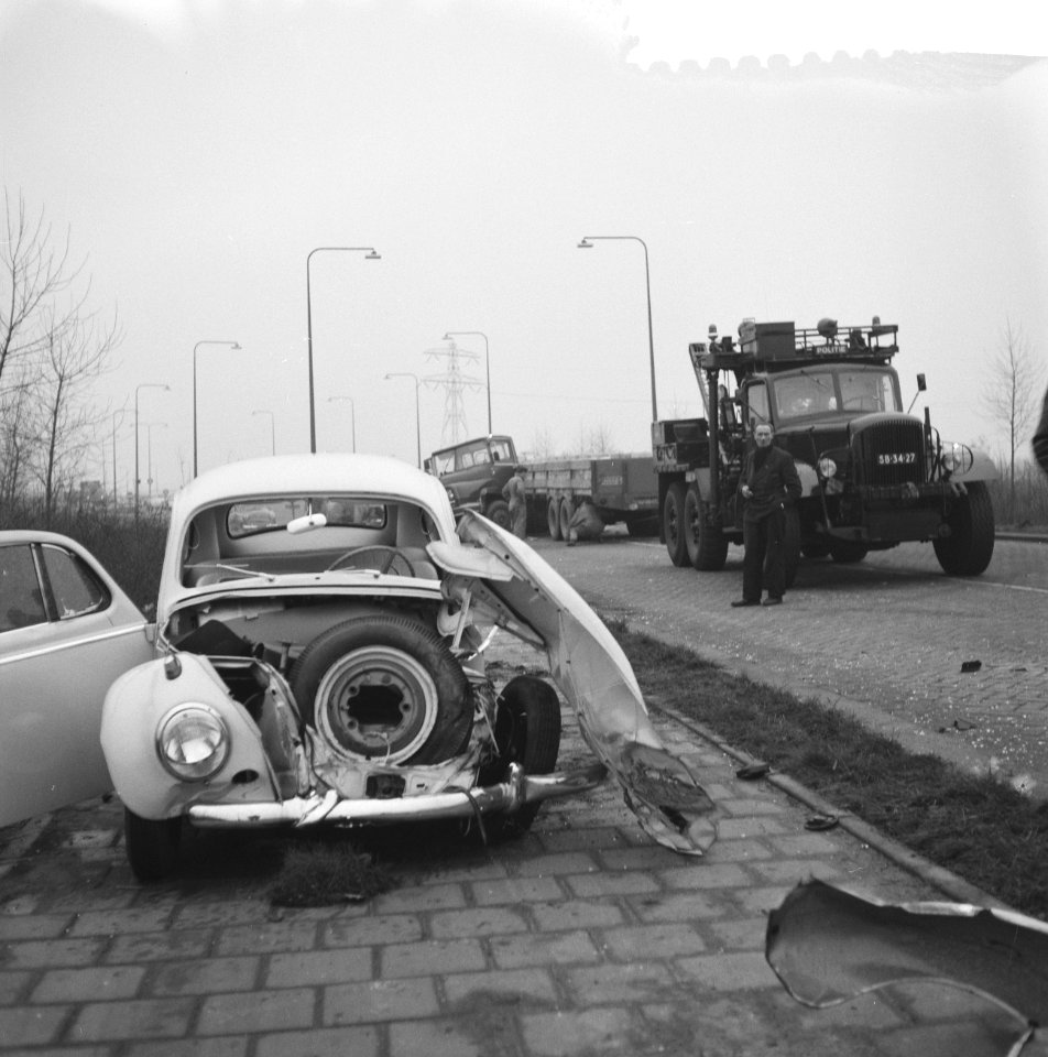 Ernstig ongeluk op Zuiderzeedijk, volkswagen op voorgrond op achtergrond steenau, Bestanddeelnr 911-8862
