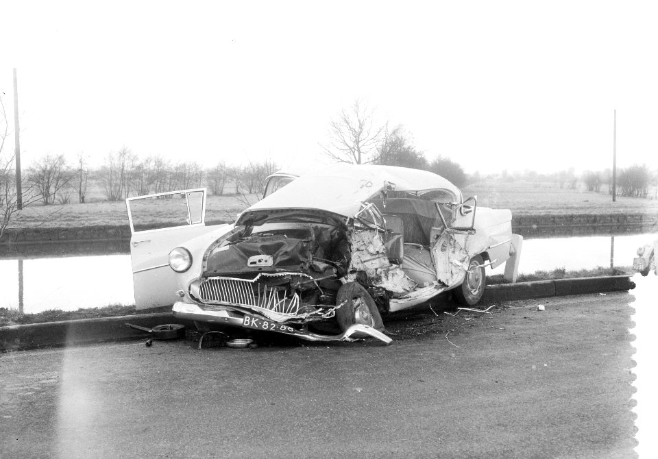 Ernstig auto-ongeluk bij de Smilde in Drenthe, Bestanddeelnr 911-9657