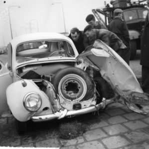 Ernstig ongeluk op Zuiderzeedijk, volkswagen, die volkomen vernield werd, Bestanddeelnr 911-8865