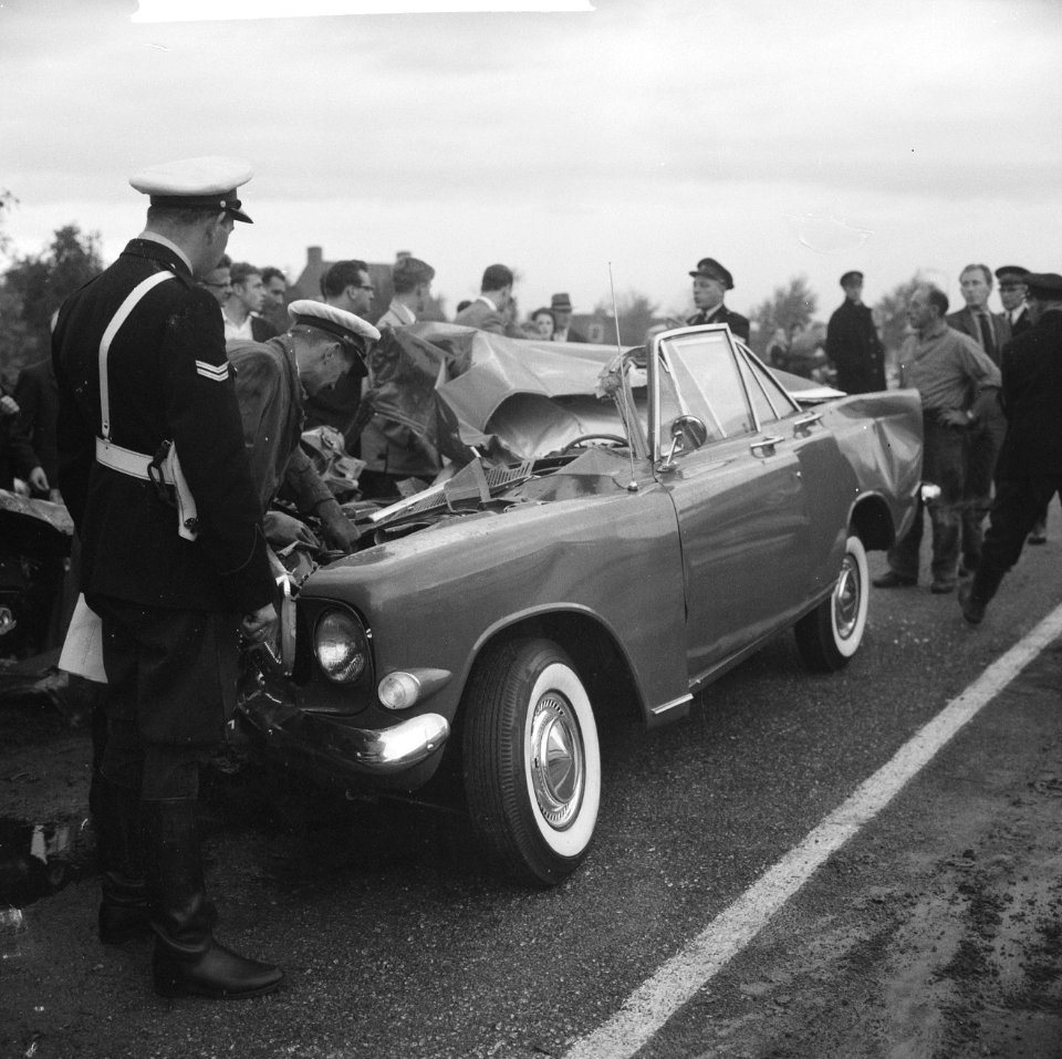 Ernstig auto-ongeluk op Rijksweg Amsterdam-Utrecht, Bestanddeelnr 914-3684