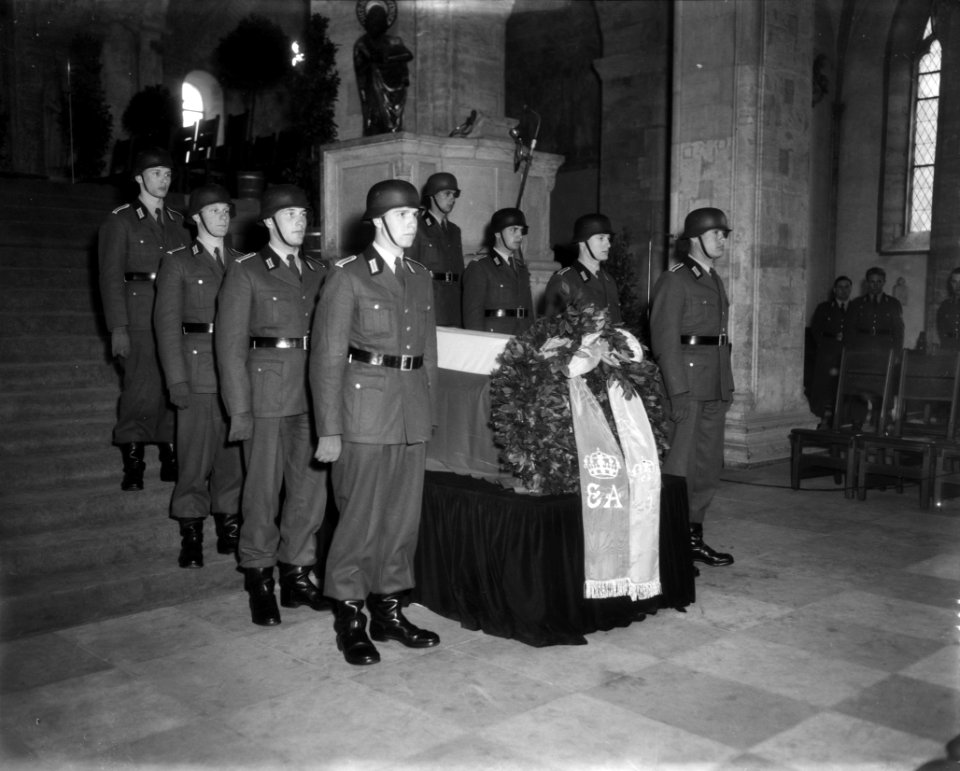 Erewacht van Duitse Militairen bij de sarcophaag, Bestanddeelnr 909-5156