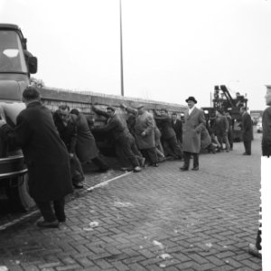 Ernstig ongeluk op Zuiderzeedijk, steenauto wordt met mankracht weggeduwd, Bestanddeelnr 911-8863