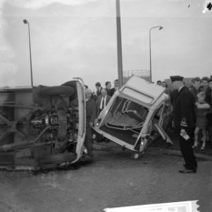 Ernstige botsing van twee autos op Rivierenlaan, Bestanddeelnr 913-9101