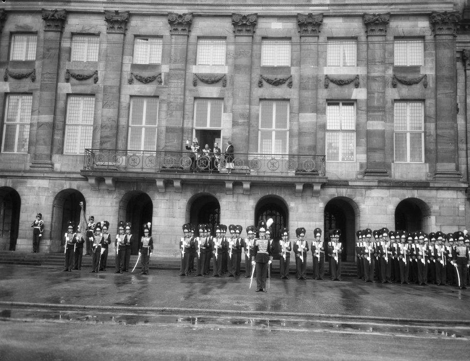 Erewacht onder het balkon van het Paleis op de Dam, Bestanddeelnr 906-8215
