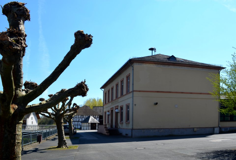 Ernsthausen, Bahnhofstraße 2 (1)