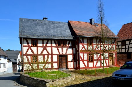 Ernsthausen, Bahnhofstraße 11