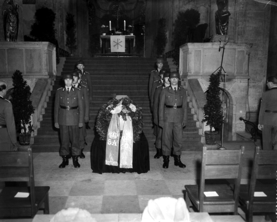 Erewacht van Duitse Militairen bij de sarcophaag, Bestanddeelnr 909-5157