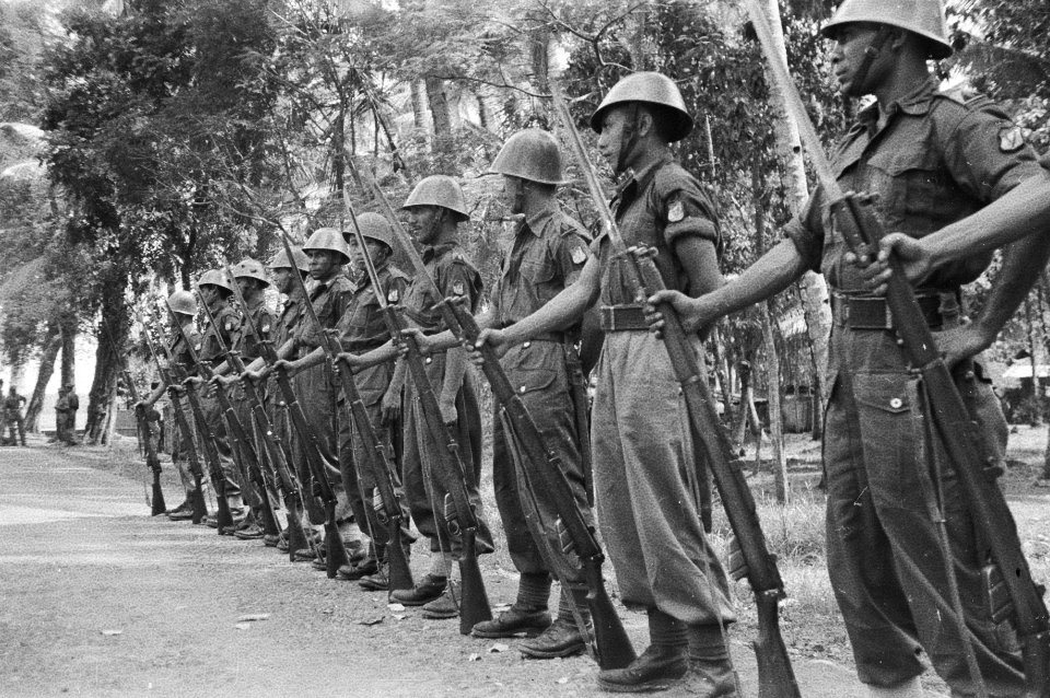 Erewacht door manschappen Infanterie V KNIL ingedeeld bij de V-Brigade, Bestanddeelnr 1509-3-3