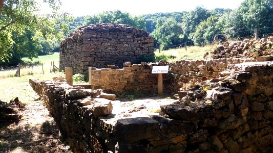 Ermitage Saint Antoine à Poleymieux-au-Mont-d'Or - ruines de la cellule