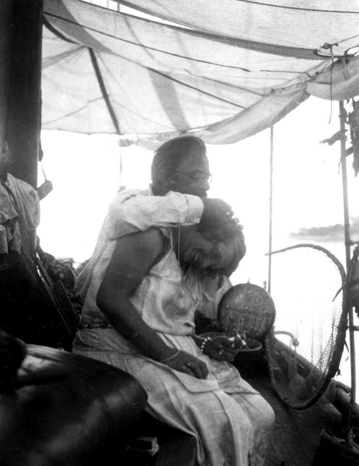 Erland Nordenskiöld avlusar sin hustru ombord på Olga . Foto, Sigvald Linné 1927 - SMVK - 004310