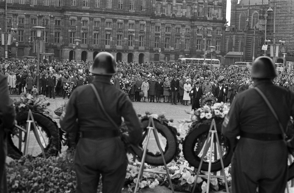 Erewacht tijdens de plechtigheid, Bestanddeelnr 924-5176