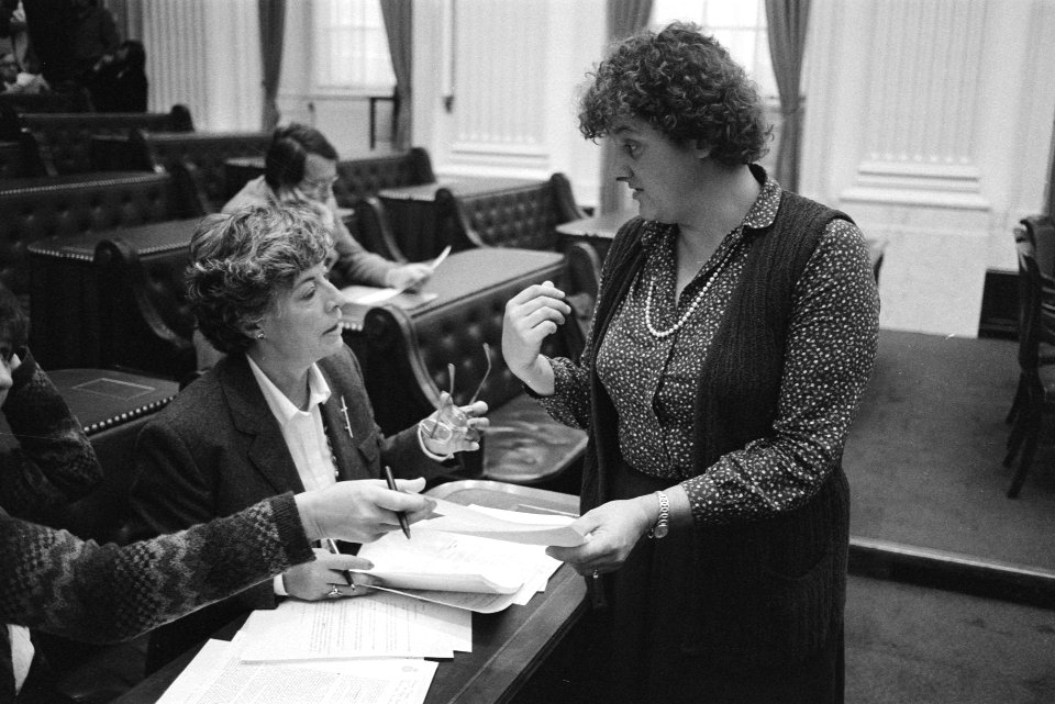Erica Verkerk-Terpstra (VVD) (r) en mevrouw Muller-van Ast (PVDA), Bestanddeelnr 932-3727